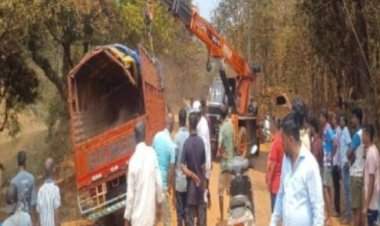 दोडामार्ग-तिलारी मार्गावर भेडशी येथे लाकूड वाहतूक करणारा टेम्पो उलटला