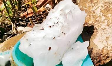 घरावर कोसळला बर्फाचा गोळा