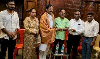 केंद्रीय मंत्री श्रीपाद नाईक यांची माड्याचीवाडी स्वामी समर्थ मठाला भेट.