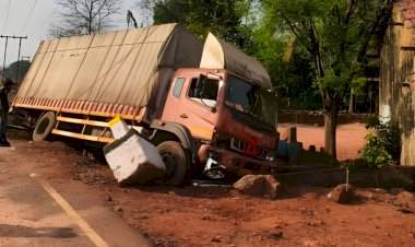 कासार्डे येथे मालवाहू कंटेनर शाळा कंपाऊंडला धडकला