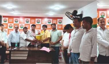 एसटी कर्मचाऱ्याच्या सतर्कतेने चोरी टळली,भाजपाने केला सत्कार