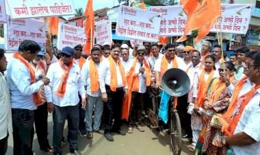पेट्रोल डिझेलच्या दरवाढी विरोधात  कुडाळमध्ये ठाकरे सेनेचे जोरदार आंदोलन