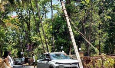 मालवण येथे पर्यटकाच्या कारची वीज खांबाला धडक