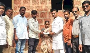 घरावर झाड पडून नुकसान झालेल्या वृद्ध महिलेला 'मनसे'चे आर्थिक सहकार्य
