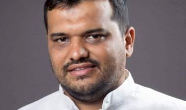कुडाळ येथील आठवडा बाजारात मिळणार स्पर्धा परीक्षेचे पेपर.....ठाकरे सेनेचे अनोखे आंदोलन