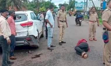 देवगड येथे उभ्या कारला दुचाकीची धडक, दोघे गंभीर जखमी