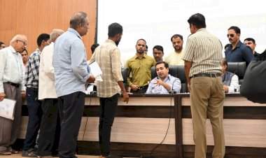 संवादातून प्रश्न सोडविण्याला प्राधान्य; उपोषणकर्त्यांना पालकमंत्र्यांचा न्यायाचा विश्वास......स्वातंत्र्यदिनाच्या पूर्वसंध्येला पालकमंत्री नितेश राणे यांचा नागरिकांशी थेट संवाद