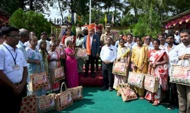स्वातंत्र्यदिनाच्या समारंभात विविध क्षेत्रातील मान्यवरांचा गौरव.....पालकमंत्र्यांनी १२५ क्षयरुग्णांना घेतले दत्तक.....उत्कृष्ट व अतिउत्कृष्ट सेवा पदकांसह गुणवंत विद्यार्थी, युवा, शेतकरी, कलाकार व विविध क्षेत्रातील योगदानाचा सन्मान