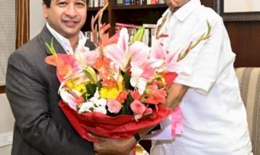 मंत्री नितेश राणे यांनी घेतली जेष्ठ नेते शरद पवारांची ‘सिल्वर ओक’वर भेट.......ससून डॉकच्या आधुनिकीकरणासह मच्छीमारांच्या हिताच्या विविध विषयांवर चर्चा