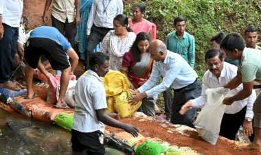 मुख्य निवडणूक अधिकारी एस. चोक्कलिंगम यांचे ओवळीये येथे जलसंधारण कामात श्रमदान