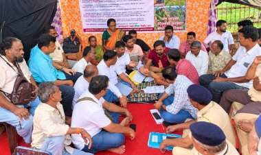 दोडामार्ग येथील वन कार्यालयासमोर सुरू असलेले उपोषण अखेर स्थगित