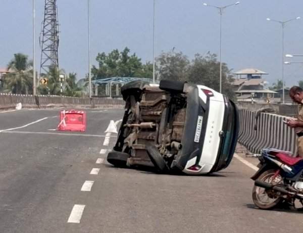 मुंबई गोवा महामार्गावर कार पलटी