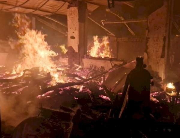 सावंतवाडी शहराच्या मध्यवस्तीत असलेल्या एका जुन्या गोदामाला आग