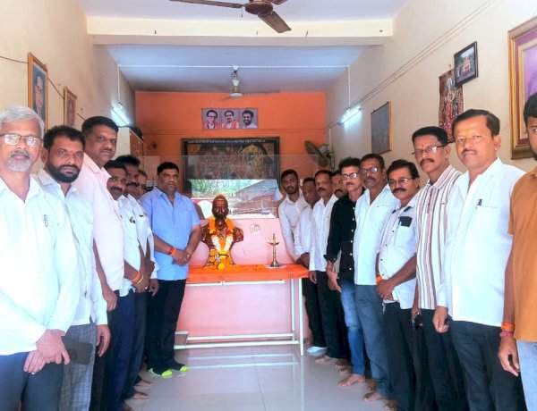 कुडाळ येथील शिवसेना उद्धव बाळासाहेब ठाकरे पक्षाच्या शाखेत तिथीप्रमाणे शिवजयंती साजरी 