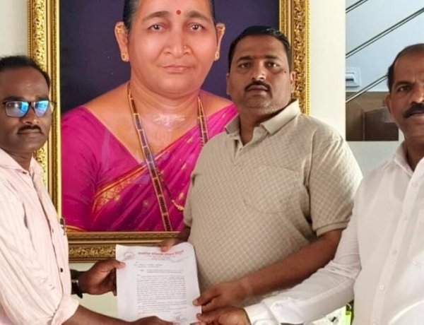 सामाजिक बांधिलकीच्या रुग्णवाहिकेसाठी महेश सारंग यांच्याकडून मदत.