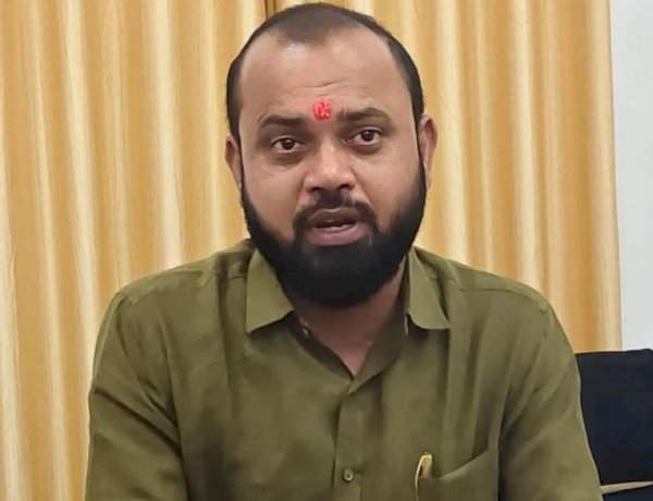 भोंदू बाबाच्या आहारी गेलेले लोकप्रतिनिधी महाराष्ट्राचे हित काय साधणार?....रुपेश राऊळ यांचा सवाल