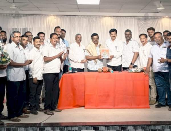 जिल्हा सरपंच सेवा संघाच्या वतीने सिंधुदुर्ग जिल्हा परिषद अध्यक्ष  प्रमोद कामत यांचा सत्कार