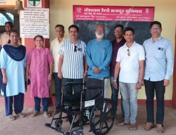 संकल्प प्रतिष्ठानचा सामाजिक उपक्रम....कणकवली रेल्वे स्टेशनला व्हीलचेअर प्रदान