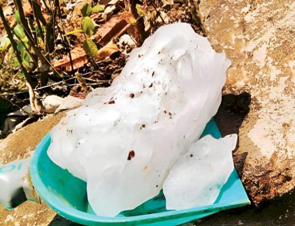 घरावर कोसळला बर्फाचा गोळा