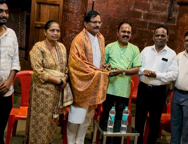 केंद्रीय मंत्री श्रीपाद नाईक यांची माड्याचीवाडी स्वामी समर्थ मठाला भेट.