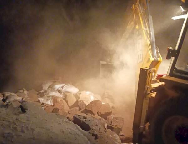 कर्ली नदीकाठी बेकायदेशीर वाळू रॅम्पवर प्रशासनाचा हातोडा