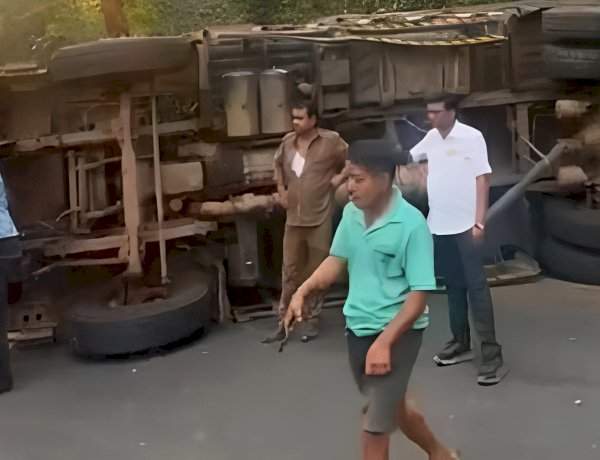 आंबोली मार्गावर दाणोली येथे मालवाहतूक ट्रक पलटी