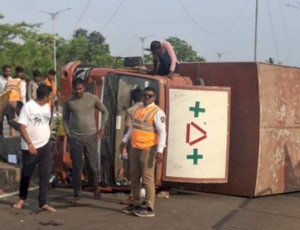 ओरोस येथे औषधांची वाहतूक करणारा टेम्पो पलटी