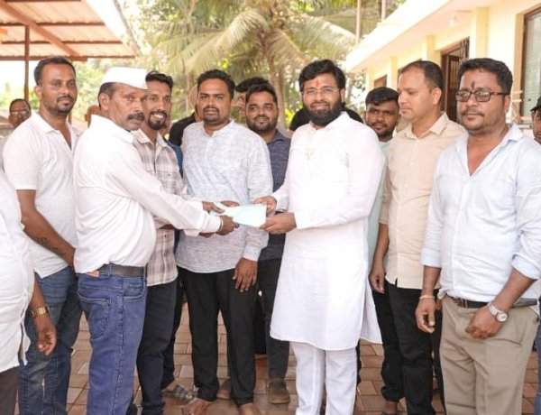 विशाल परब यांची रेडी नागोळेवाडी शाळेला आर्थिक मदत....शाळा उभारणीसाठी दिला एक लाखाचा निधी; ग्रामस्थांनी मानले आभार