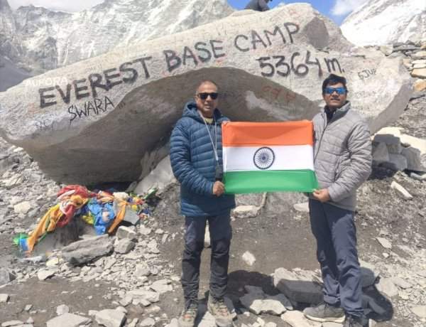 'करवीर हायकर्स'च्या सातजणांची एव्हरेस्ट बेस कँप मोहीम यशस्वी......तिरंगा फडकवून, संविधान उद्देशिका प्रदर्शित