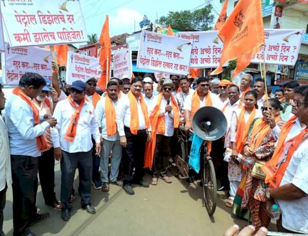 पेट्रोल डिझेलच्या दरवाढी विरोधात  कुडाळमध्ये ठाकरे सेनेचे जोरदार आंदोलन