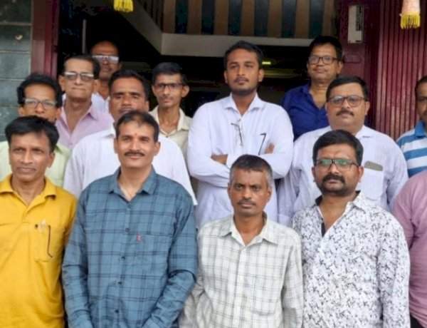 शाळांकडून वह्या-पेन विक्रीची सक्ती.....सिंधुदुर्गातील स्टेशनरी व्यावसायिकांवर उपासमारीची वेळ.....आंदोलनाचा इशारा