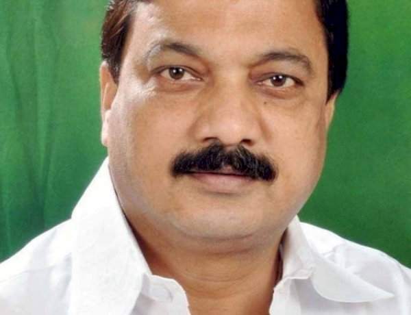 अधिकारी पालकमंत्र्यांचे आदेश मानत नाहीत - परशुराम उपरकर