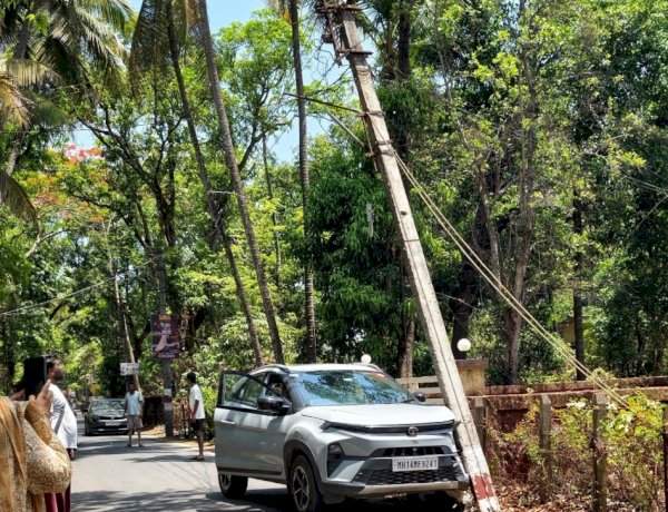 मालवण येथे पर्यटकाच्या कारची वीज खांबाला धडक