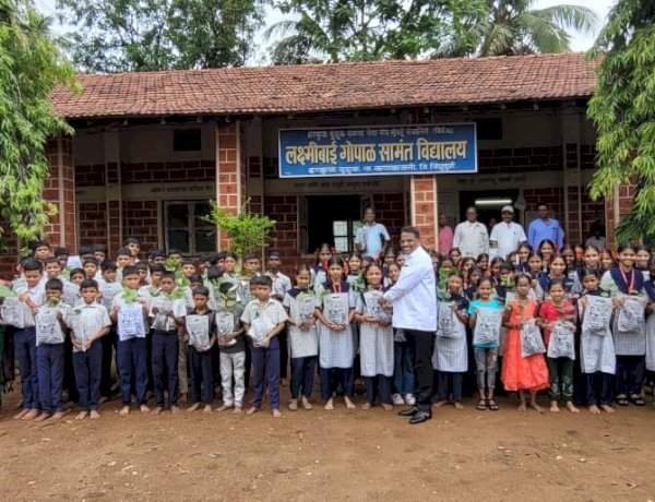पालकमंत्री यांच्या वाढदिवसानिमित्त हरकुळ बुद्रुक येथे शालेय विद्यार्थ्यांना २५०० रक्तचंदन रोपांचे वाटप....माजी जिल्हा बँक अध्यक्ष सतीश सावंत यांचा पर्यावरण संवर्धनाचा अनोखा उपक्रम