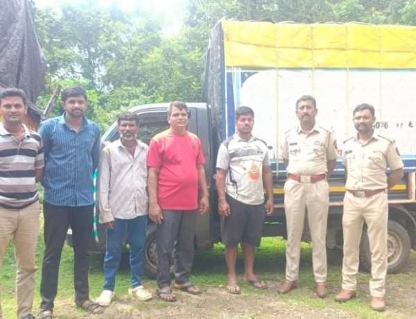 कुणकेरीमध्ये विनापरवाना साग नगांची वाहतूक करणारे तिघे जण पकडले