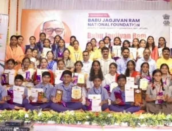 शिक्षण आणि कलेचा संगम: पाट हायस्कूलमध्ये बाबू जगजीवन राम पुण्यस्मरण कार्यक्रम