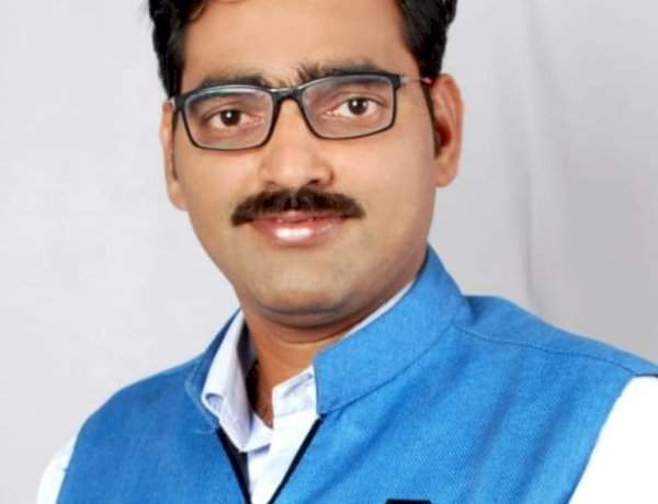 कुडाळ आरटीओतील मनमानी कारभारावर राष्ट्रवादीचा घणाघात....'वाहनचालकांची आर्थिक लूट सुरू' - तालुकाध्यक्ष संदिप पेडणेकर   
