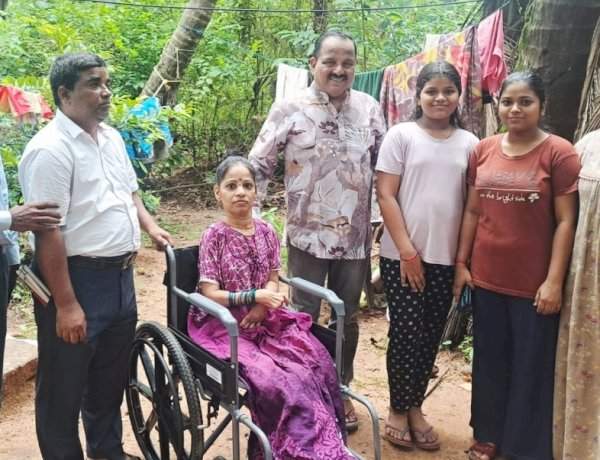 उभादांड्यातील दिव्यांग भगिनीला व्हीलचेअर प्रदान.....साईकृपा संस्थेचा सामाजिक बांधिलकीचा आदर्श उपक्रम