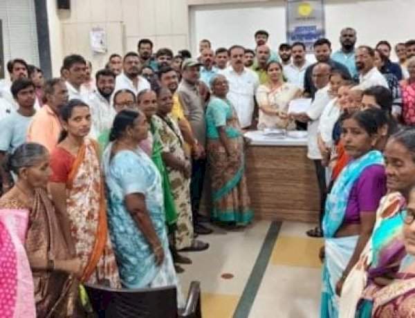 मालवणचा आठवडा बाजार पूर्ववत मुख्य बाजारपेठेत नेण्याच्या मागणीसाठी व्यापारी आक्रमक....नगरपालिकेवर काढला धडक मोर्चा