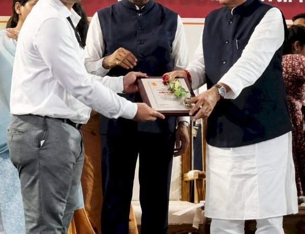 कोकण विभागातील उत्कृष्ट कामगिरीबद्दल वेंगुर्ल्याचे तहसीलदार ओंकार ओतारी यांचा राज्यस्तरीय सन्मान