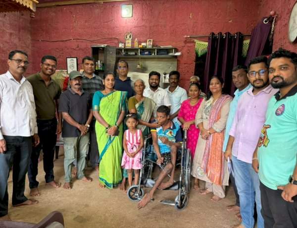 स्वर्णिम कोकण संस्थेकडून तुळस गावातील अपंग युवकाला व्हीलचेअर प्रदान