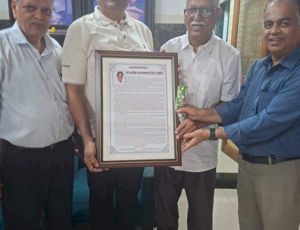 ज्येष्ठ कबड्डीपटू अशोक शिंदे यांचा सन्मान.