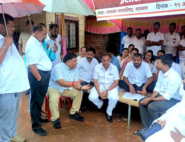 मालवणच्या नागरी समस्यांवर शिवसेनेचे उपोषण......मुख्याधिकाऱ्यांच्या लेखी आश्वासनानंतर उपोषण स्थगित