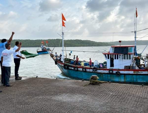 ७६ दिवसांच्या बंदीनंतर देवगडमध्ये मासेमारी हंगामाला हिरवा झेंडा....पूजा-अर्चा करून नौका समुद्रात रवाना; मच्छिमारांमध्ये उत्साहाचे वातावरण