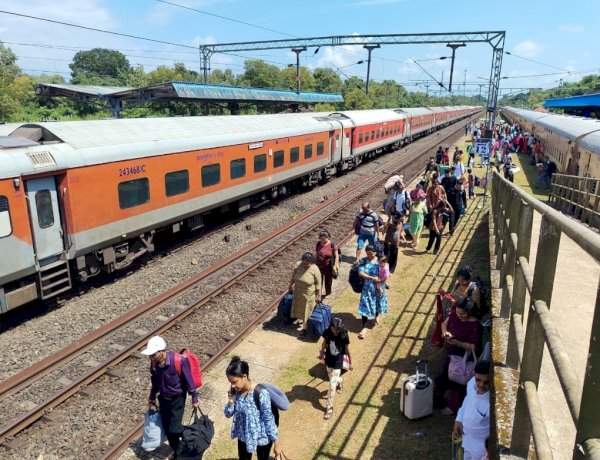 सावंतवाडी रेल्वे स्थानकावर निवारा शेड नसल्यामुळे प्रवासी हैराण