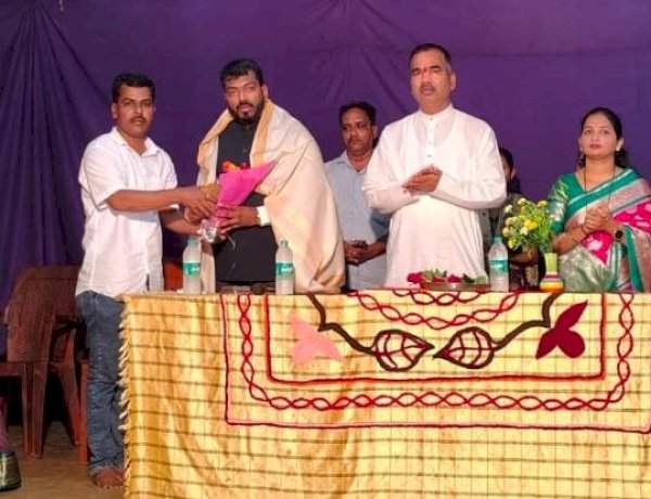 दाभोली शाळेत बक्षीस वितरण व सांस्कृतिक सोहळा संपन्न....प्रा. डॉ. श्रीधर पेडणेकर यांचा विशेष सन्मान