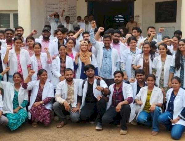 विद्यावेतन नाही, तर काम नाही; सिंधुदुर्गात ११२ प्रशिक्षणार्थी डॉक्टरांचे आंदोलन....आरोग्यसेवा कोलमडण्याची भीती