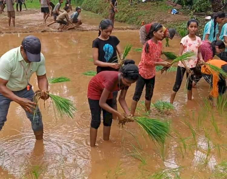 दाभोली इंग्लिश स्कूलच्या बांधावरची शाळा उपक्रमाला विद्यार्थी व ग्रामस्थांचा उत्स्फूर्त प्रतिसाद.