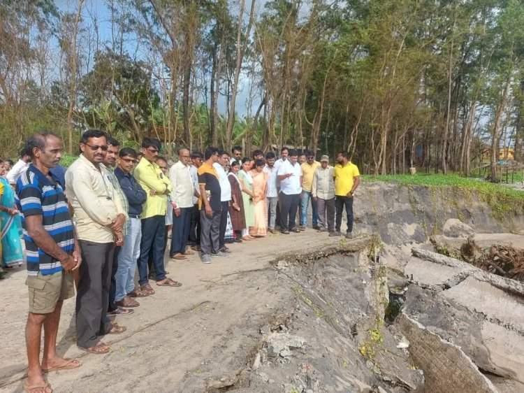 तातडीच्या उपाय योजनेसाठी जिल्हाधिकारी यांची भेट घेणार : आ.वैभव नाईक. तोंडवळीतील उध्वस्त जेटीची आ. वैभव नाईक यांनी केली पाहणी.