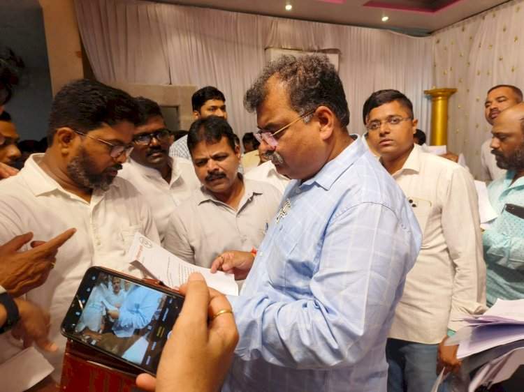 म्हापण मंडळ मधील पर्जन्य मापक यंत्र बदलण्यात यावे. भाजप कार्यकर्त्यांनी पालकमंत्र्यांची भेट घेत केली मागणी.